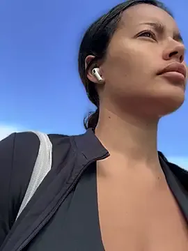 Yui-Ch – webcam model profile photo Image 4