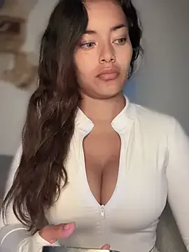 Yui-Ch – webcam model profile photo Image 6