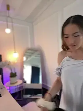 EarlyPrincess – webcam model profile photo Image 4