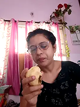 Yui-Ch – webcam model profile photo Image 9