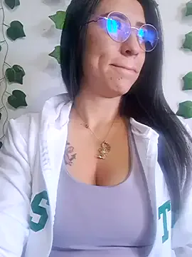 FroggyAnna – webcam model profile photo Image 2